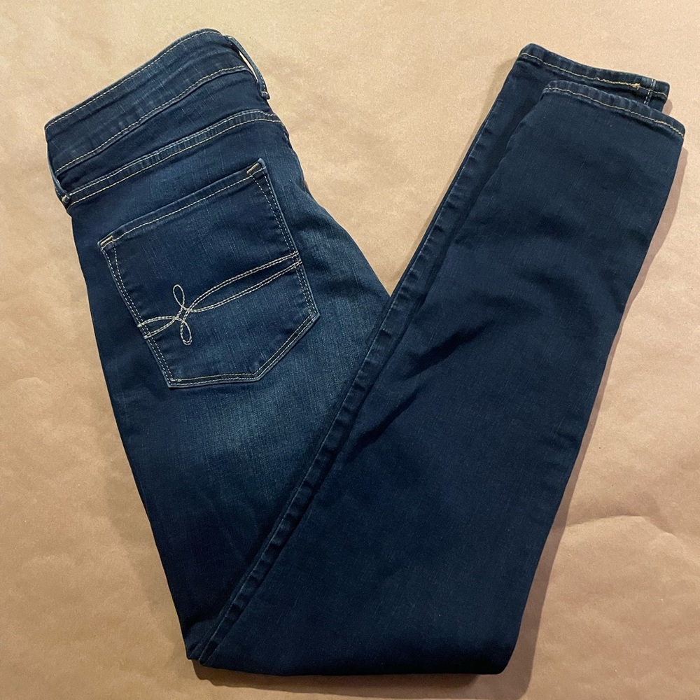 Dark wash, high rise, skinny jean. Never been worn great condition.